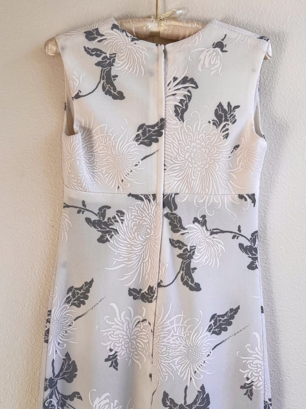 Vintage 1970s White Maxi Dress With Gray Floral Print (L) - Picture 10 of 12